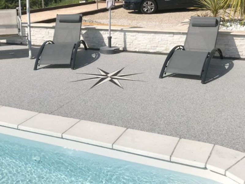 Personnalisation de votre plage de piscine en moquette de marbre